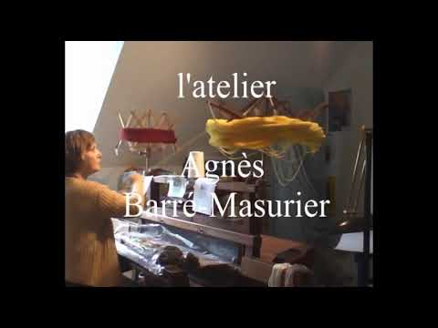 Cours de tissage sur métier à tisser à cadres par l'atelier Agnès Barré-Masurier.